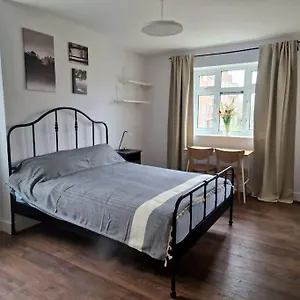  Apartment Ozan's Flat Double Bedroom-1, Sharing Kitchen And Bath